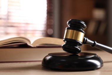 Hakimin tokmak ve kitap kapalı ahşap masa, seçici odak