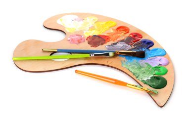 Beyaz üzerine izole boya ve fırçalar ile ahşap palet