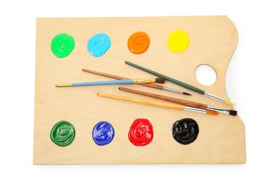 Beyaz renkte ve fırçalı ahşap palet, üst manzara.