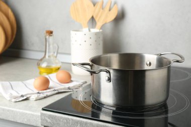 Kapalı mekanda tencereyi pişirmek. Mutfak aletleri