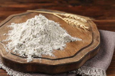 Tahta masaya un ve çivi yığını, yakın plan.