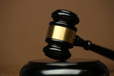 Kahverengi arka planda hakimin tokmak ve ses bloğu, yakın plan.