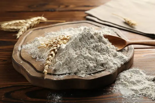 Tahta masaya un ve çivi yığını, yakın plan.