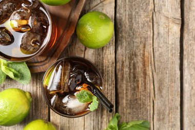 Küba libre kokteylini, tahta masada nane şekeri ile tazeliyorum. Metin için boşluk