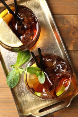 Küba libre kokteylini ahşap masa üzerinde nane şekeri ile tazeliyorum.