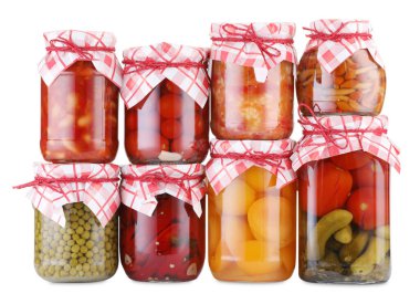 Farklı turşu ürünleri olan bir sürü kavanoz beyaz üzerine izole edilmiş.