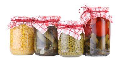 Farklı turşu ürünleri olan bir sürü kavanoz beyaz üzerine izole edilmiş.