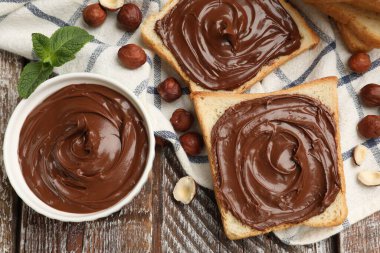 Çikolatalı fındıklı tost, fındık ve nane, ahşap masa, düz uzanma