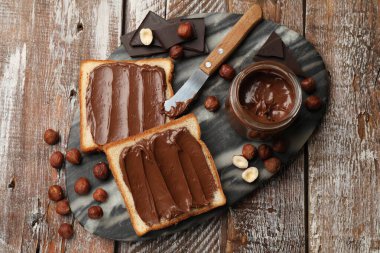 Lezzetli fındıklı tostlar, çikolata parçaları ve fındıklar ahşap masada, düz yatıyordu.