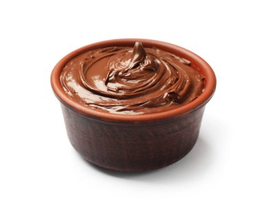 Lezzetli çikolata, beyaz kasede izole edilmiş.