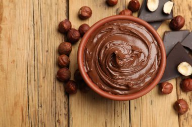 Lezzetli fındık ezmesi, çikolata parçaları ve fındıklar ahşap masa, düz yatak. Metin için boşluk