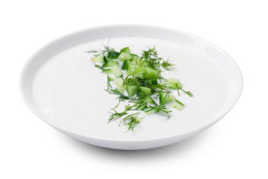 Beyaz tenceredeki dereotlu salatalık çorbası.