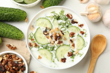 Beyaz masada dereotlu, fındıklı ve sarımsaklı leziz salatalık çorbası.