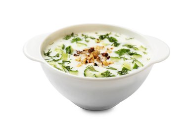 Beyaz üzerine izole edilmiş taze salatalık çorbası.