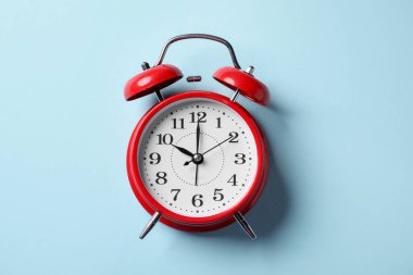 Açık mavi arkaplanda kırmızı alarm saati, üst görünüm