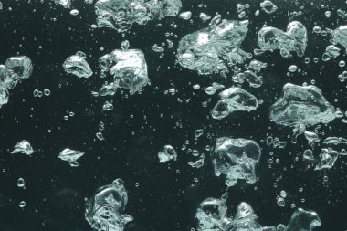 Koyu arkaplanda birçok su kabarcığı, yakın plan