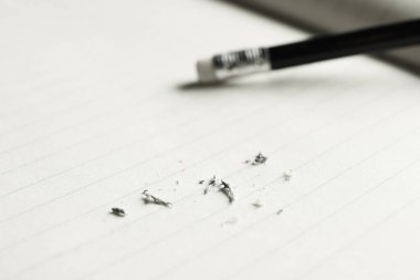 Silgiye sahip kalem ve sayfa üzerindeki artıklar, seçici odak