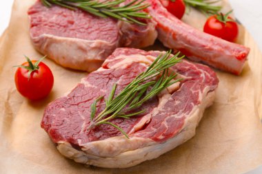 Çiğ sığır eti, biberiye ve domates parçaları, yakın plan.