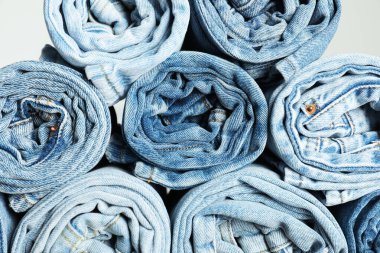 Arka plan olarak farklı modaya uygun kot pantolon, üst görünüm