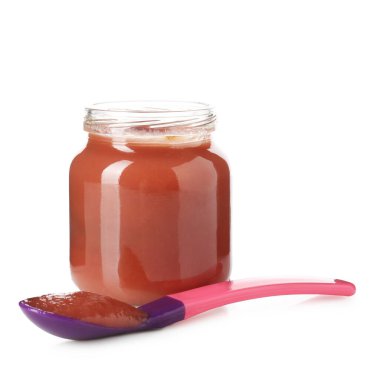 Bebek maması. Cam kavanozda lezzetli püre ve beyaza izole edilmiş kaşık.