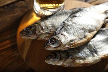 Tahta masada kurutulmuş hamamböceği balığı, yakın plan.
