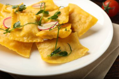 Mikro yeşil ve turplu lezzetli ravioli, yakın plan.