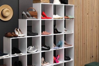 Ayakkabı deposu. Farklı yüksek topuklu ayakkabı ve aksesuarları olan raf ünitesi.