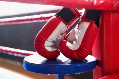 Boks ringinin köşesinde koruyucu eldivenler.