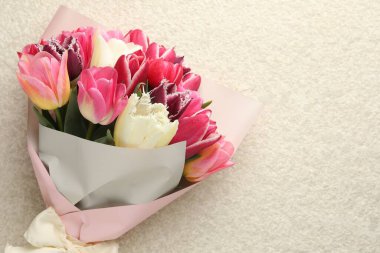 Beyaz desenli masa üzerinde güzel laleler, üst manzara. Metin için boşluk