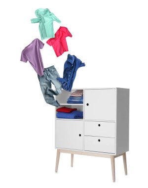 Giysiler raflardan beyaz arka planda uçuyor.