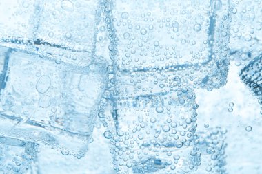 Arka plan olarak buz küpleri ile soda tazeleniyor, yakın plan