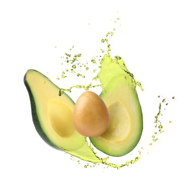 Avokado ve yağ yarıları beyaz arka planda havaya sıçrar.