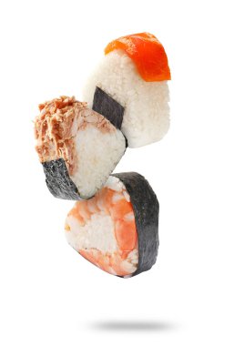 Lezzetli onigiri beyaz arka plana düşüyor. Japon yemeği