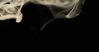 Koyu arkaplanda ışıklarda akan güzel duman