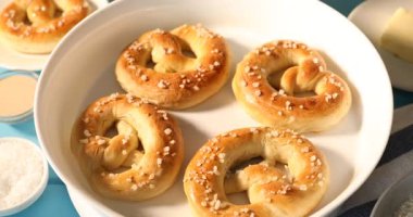 Bir sürü lezzetli tuzlu kraker masada dönüyor.