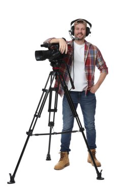 Profesyonel kameralı ve kulaklıklı bir adam beyaz arka planda.