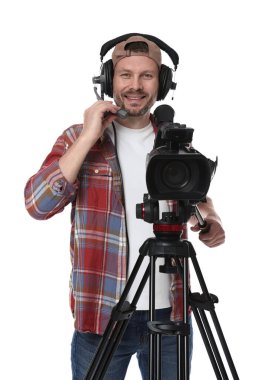 Profesyonel kameralı ve kulaklıklı bir adam beyaz arka planda.