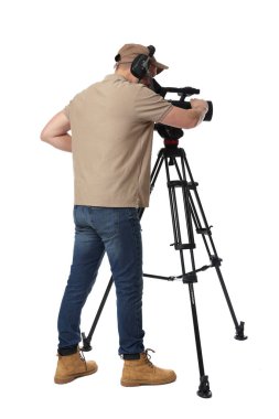 Profesyonel kameralı ve kulaklıklı bir adam beyaz arka planda.