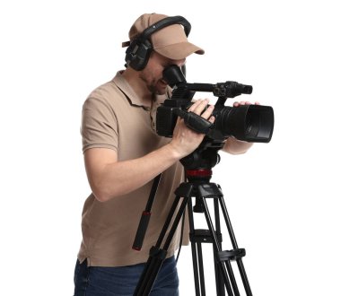 Profesyonel kameralı ve kulaklıklı bir adam beyaz arka planda.