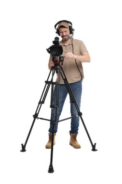 Profesyonel kameralı ve kulaklıklı bir adam beyaz arka planda.