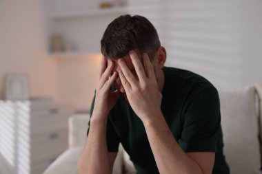 Evdeki kanepede depresif bir adam. Zihinsel sağlık sorunu