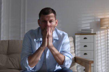 Evdeki kanepede depresif bir adam. Zihinsel sağlık sorunu