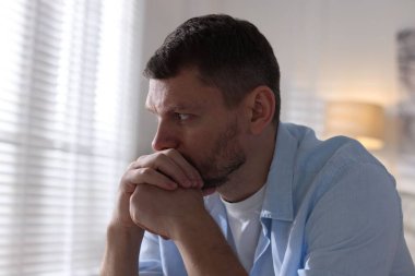 Evde depresyonda bir adam var. Zihinsel sağlık sorunu