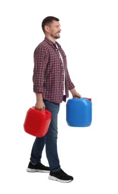 Beyaz arka planda plastik kutuları olan adam.