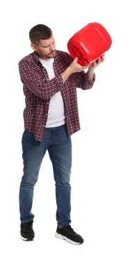 Beyaz arka planda plastik kutu tutan adam.