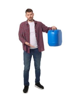 Beyaz arka planda plastik kutu tutan adam.