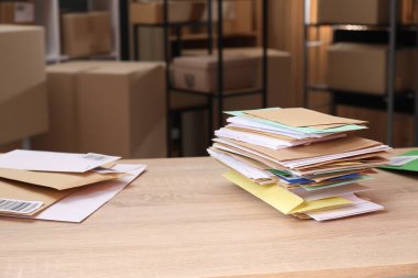 Postanedeki masada bir sürü farklı zarf var. Metin için boşluk