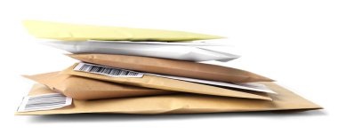 Beyaz üzerine izole edilmiş farklı kağıt zarflar yığını. Postane