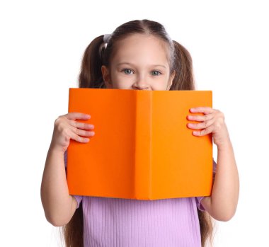 Beyaz arka plan üzerinde kitap ile şirin kız