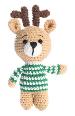 Güzel örülmüş oyuncak geyik beyazı üzerinde izole edilmiş